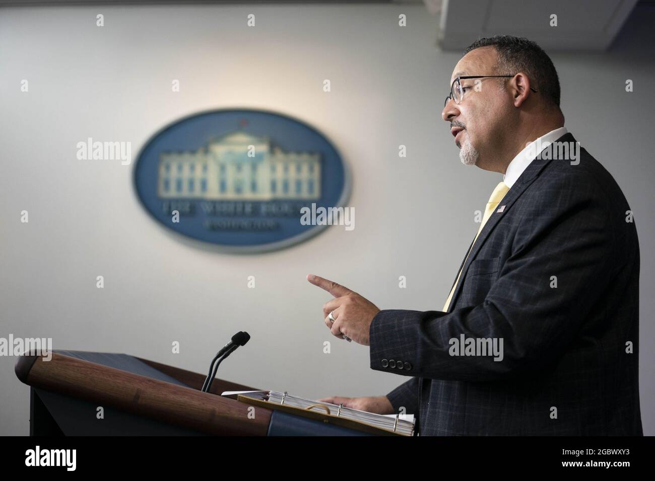 Washington, États-Unis. 05 août 2021. Le secrétaire à l'éducation, M. Miguel Cardona, prononce une allocution devant le secrétaire de presse de la Maison-Blanche, Jen Psaki, s'adresse aux journalistes à la Maison-Blanche à Washington, DC, le jeudi 5 août 2021. Le secrétaire Psaki a parlé de . Photo de Sarah Silbiger/UPI crédit: UPI/Alay Live News Banque D'Images