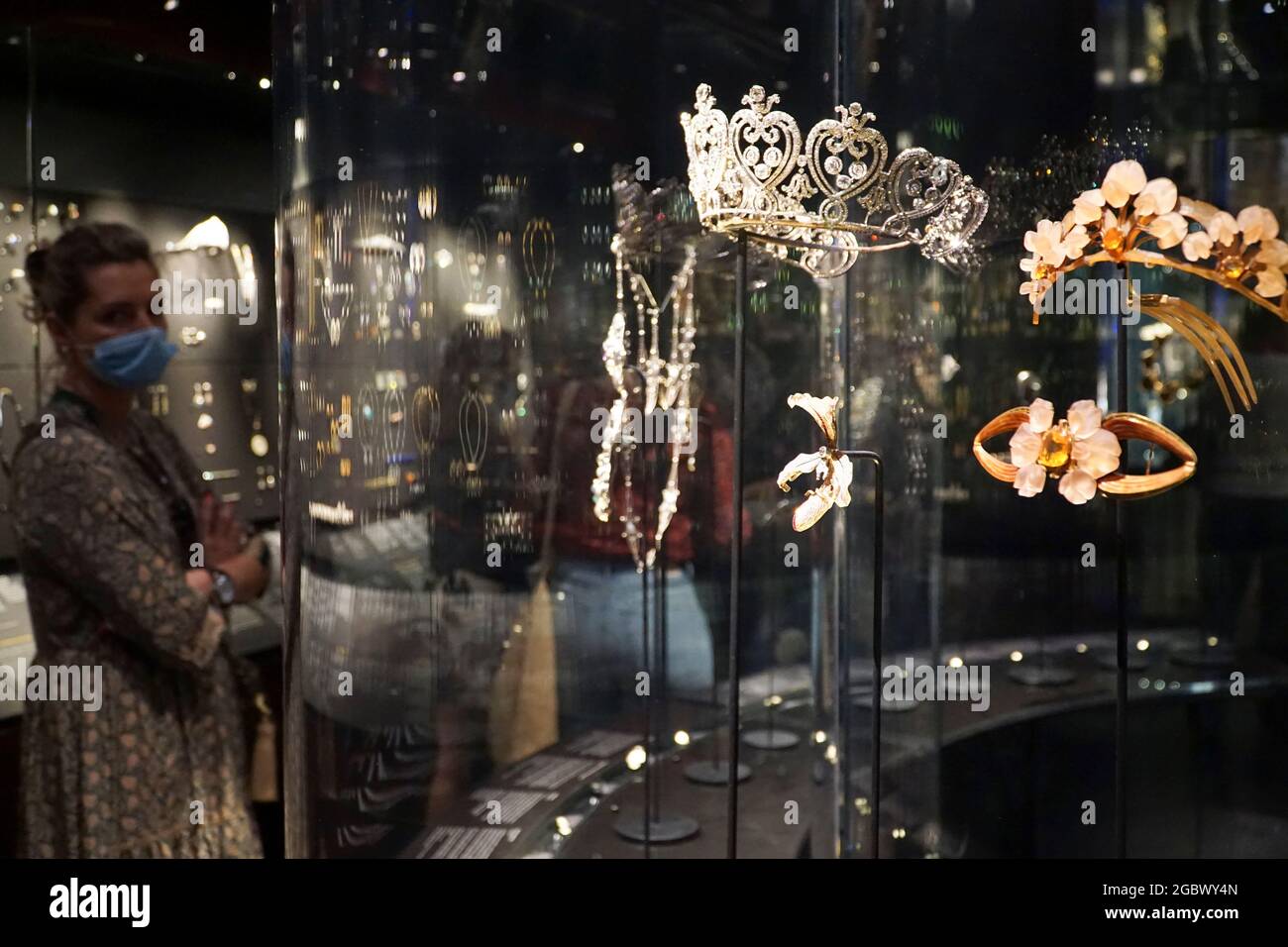 Londres, Royaume-Uni, 5 août 2021 : au Victoria & Albert Museum, une femme  admire la Manchester Tiara dans les galeries de bijoux. La plupart des  visiteurs portent des masques faciaux et font