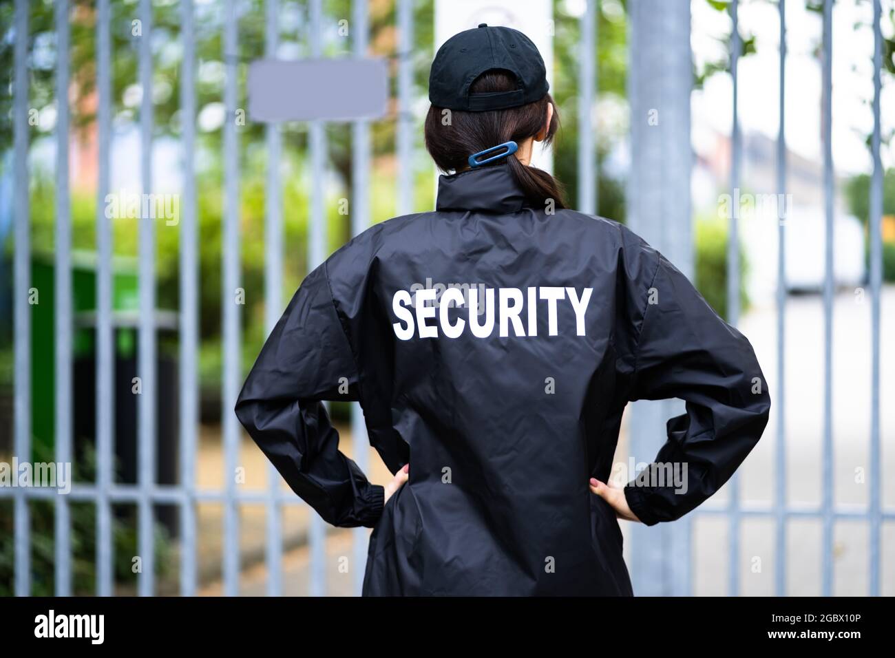 Agent de sécurité en uniforme. Femme de garde debout Photo Stock - Alamy