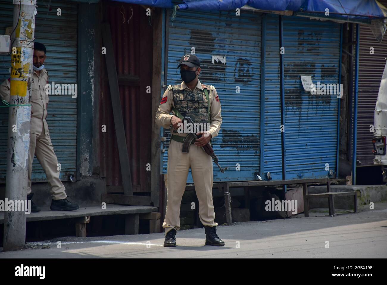 Un soldat est alerté après qu'une explosion a eu lieu près de la Grande Mosquée à l'occasion du deuxième anniversaire de l'abrogation du statut autonome et de l'État à Srinagar.une explosion a eu lieu près de la Grande Mosquée jeudi, mais aucune perte de vie ou blessure n'a été signalée, ont déclaré les responsables. Ils ont déclaré que l'explosion, soupçonnée d'être un dispositif explosif improvisé (IED), a eu lieu vers midi. L'explosion a eu lieu à l'occasion du deuxième anniversaire de l'abrogation du statut autonome et de l'État. (Photo de Saqib Majeed/SOPA Images/Sipa USA) Banque D'Images