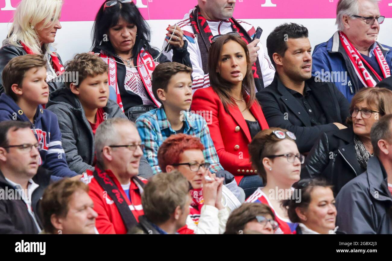 Munich, Allemagne. 05 août 2021. ARCHIVFOTO : ex Fussballprofi, DFB Kapitaen Michael BALLACK, mit neuer Freundin, auf der Ehrentribene, Ehrengaeste, Prominenz, Promi, VIP, Kleidung, Jeans und Kinder Kinder Louis, Jordi, Emilio FC BAYERN Munich - FSV MAINZ 05 (2-0) Fussball 1. Bundesliga, Munich, AM 23.05.2015, 34.Spieltag, saison 2014/2015, 1.Liga, 1.Bundesliga, FCB, Deutscher Meister crédit: Peter Schatz/Alamy Live News Banque D'Images