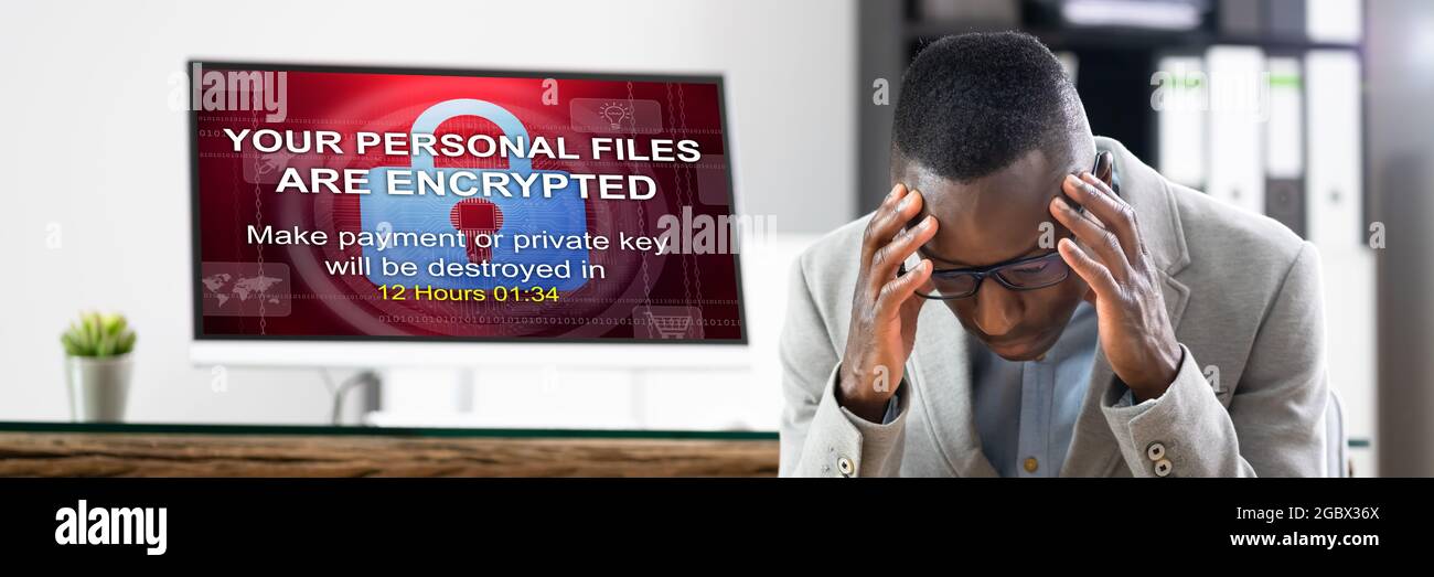 Attaque d'extorsion de virus de ransomware. Homme avec ordinateur piraté Banque D'Images