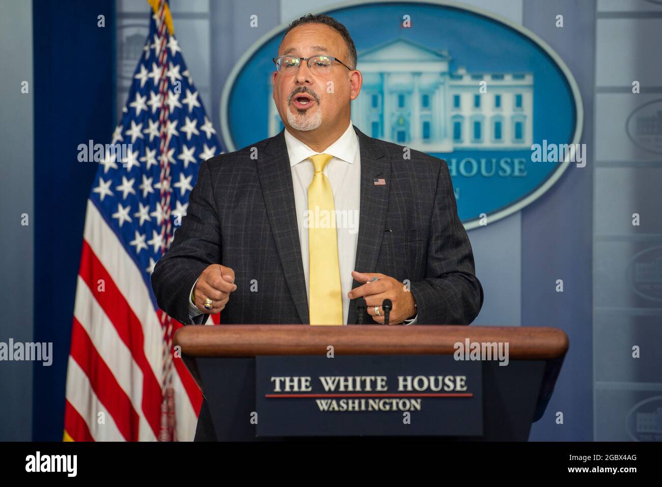 Le secrétaire à l'éducation, M. Miguel Cardona, fait des remarques et pose des questions sur les champs lors d'un point de presse à la Maison Blanche à Washington, DC, le jeudi 5 août 2021. Crédit : Rod Lamkey/CNP Banque D'Images