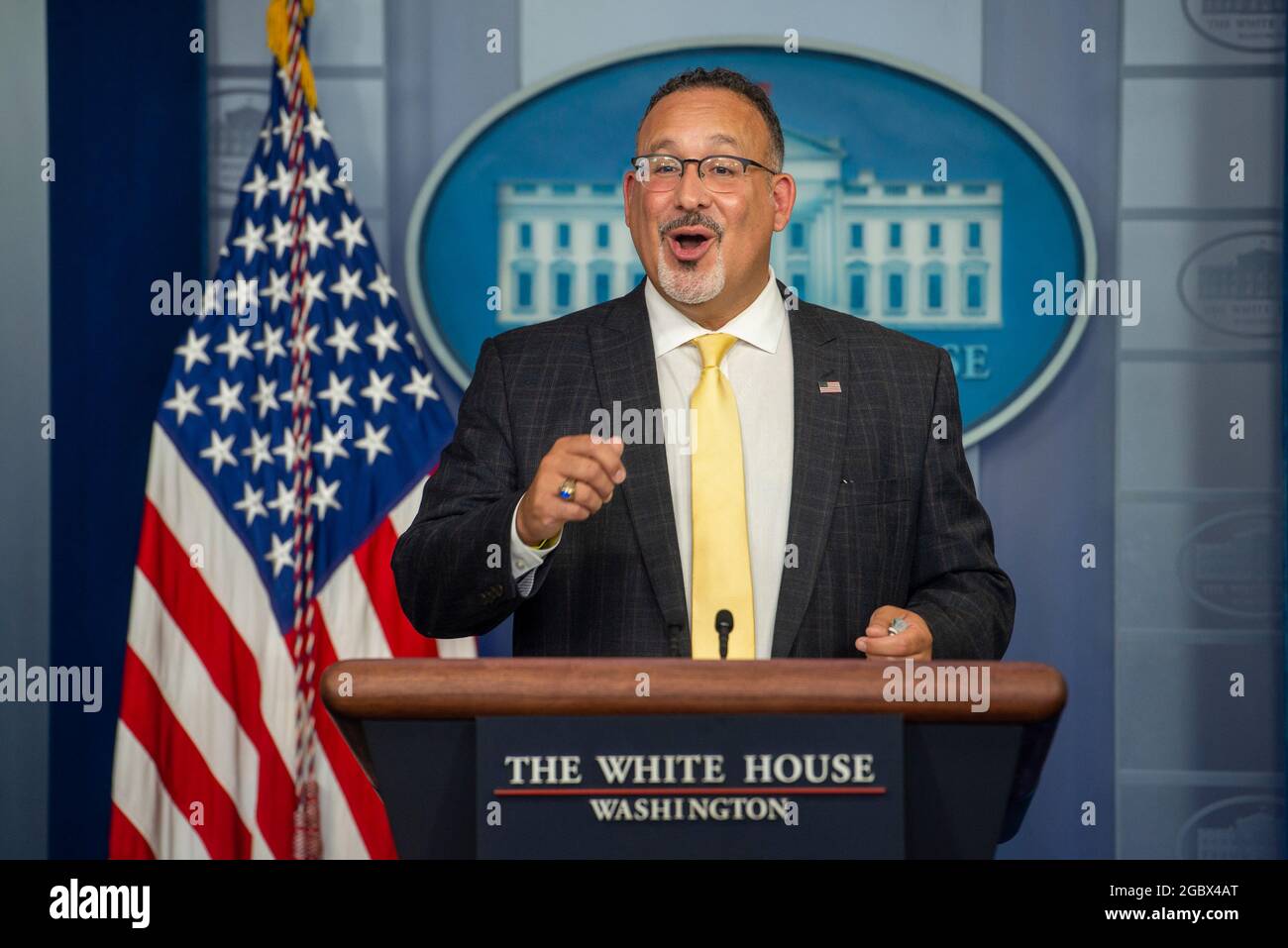 Le secrétaire à l'éducation, M. Miguel Cardona, fait des remarques et pose des questions sur les champs lors d'un point de presse à la Maison Blanche à Washington, DC, le jeudi 5 août 2021. Crédit : Rod Lamkey/CNP Banque D'Images