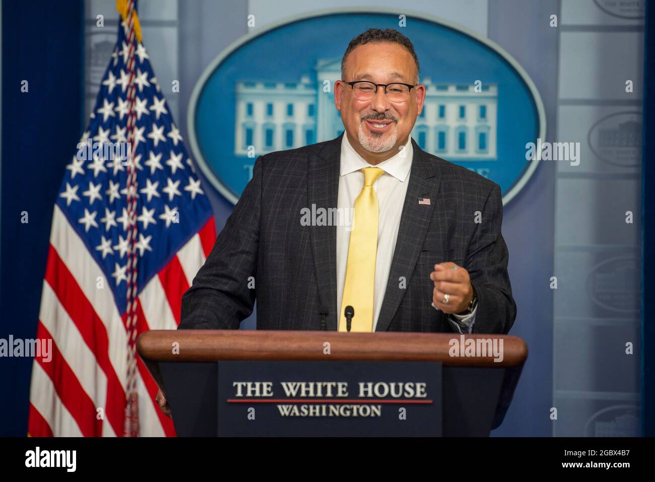Le secrétaire à l'éducation, M. Miguel Cardona, fait des remarques et pose des questions sur les champs lors d'un point de presse à la Maison Blanche à Washington, DC, le jeudi 5 août 2021. Crédit : Rod Lamkey/CNP Banque D'Images