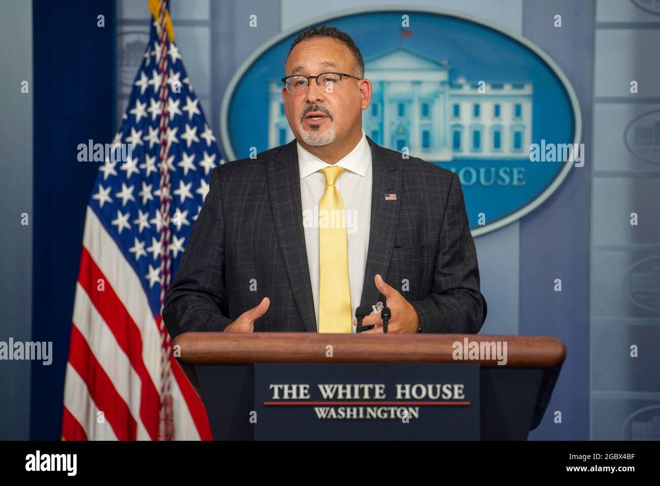 Le secrétaire à l'éducation, M. Miguel Cardona, fait des remarques et pose des questions sur les champs lors d'un point de presse à la Maison Blanche à Washington, DC, le jeudi 5 août 2021. Crédit : Rod Lamkey/CNP Banque D'Images