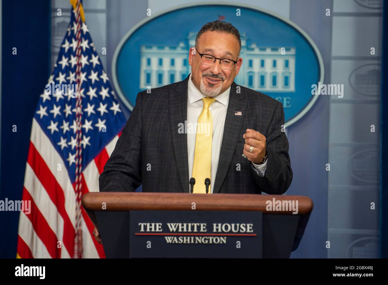 Le secrétaire à l'éducation, M. Miguel Cardona, fait des remarques et pose des questions sur les champs lors d'un point de presse à la Maison Blanche à Washington, DC, le jeudi 5 août 2021. Crédit : Rod Lamkey/CNP Banque D'Images