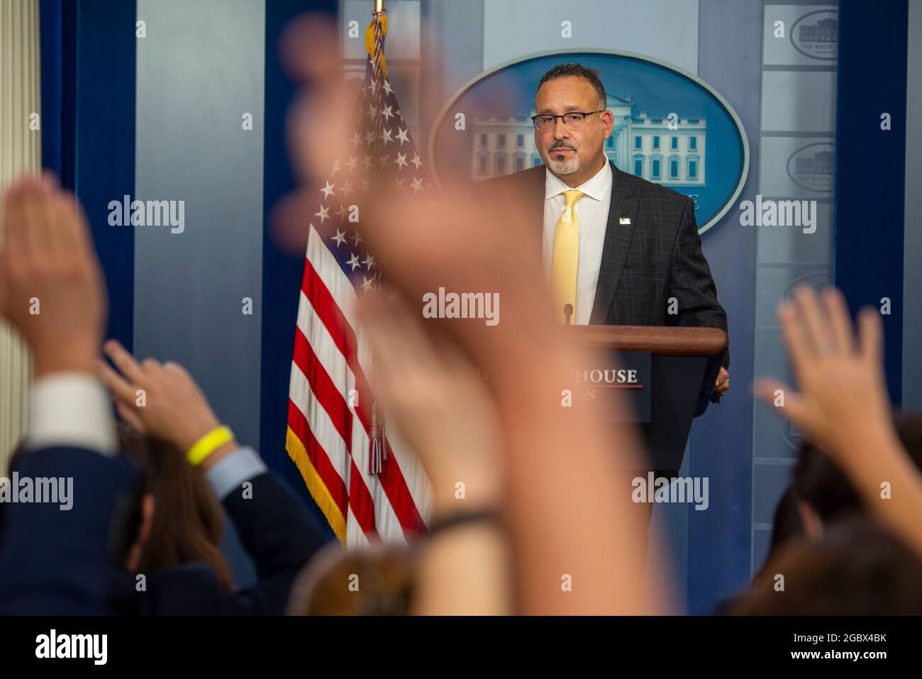 Le secrétaire à l'éducation, M. Miguel Cardona, fait des remarques et pose des questions sur les champs lors d'un point de presse à la Maison Blanche à Washington, DC, le jeudi 5 août 2021. Crédit : Rod Lamkey/CNP Banque D'Images