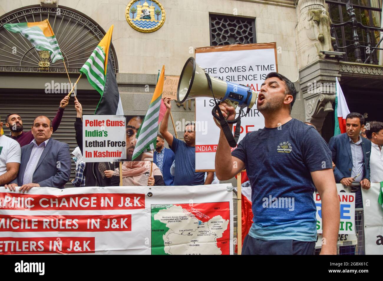 Londres, Royaume-Uni. 05 août 2021. Un démonstrateur cria à travers un mégaphone pendant la manifestation.des manifestants se sont rassemblés devant le Haut-commissariat de l'Inde pour protester contre ce qu'ils appellent la « réoccupation illégale » et l'oppression militaire de l'Inde dans le territoire syndical de Jammu-et-Cachemire. Crédit : SOPA Images Limited/Alamy Live News Banque D'Images