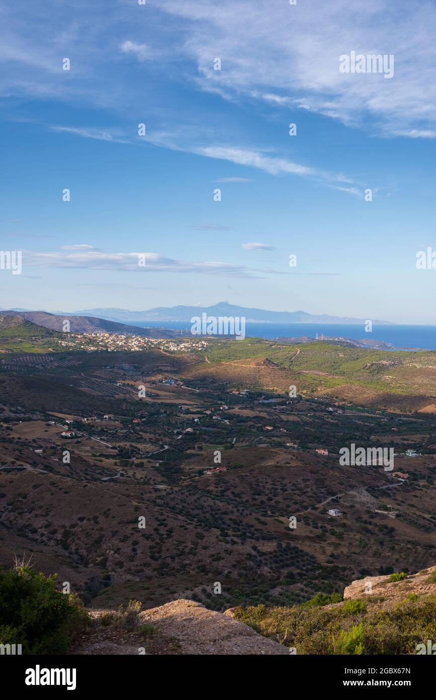 Panorama sur la mer depuis les hauteurs de Keratea au coucher du soleil à Athènes en Grèce Banque D'Images