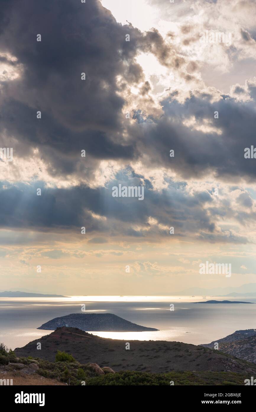 Panorama sur la mer depuis les hauteurs de Keratea au coucher du soleil à Athènes en Grèce Banque D'Images
