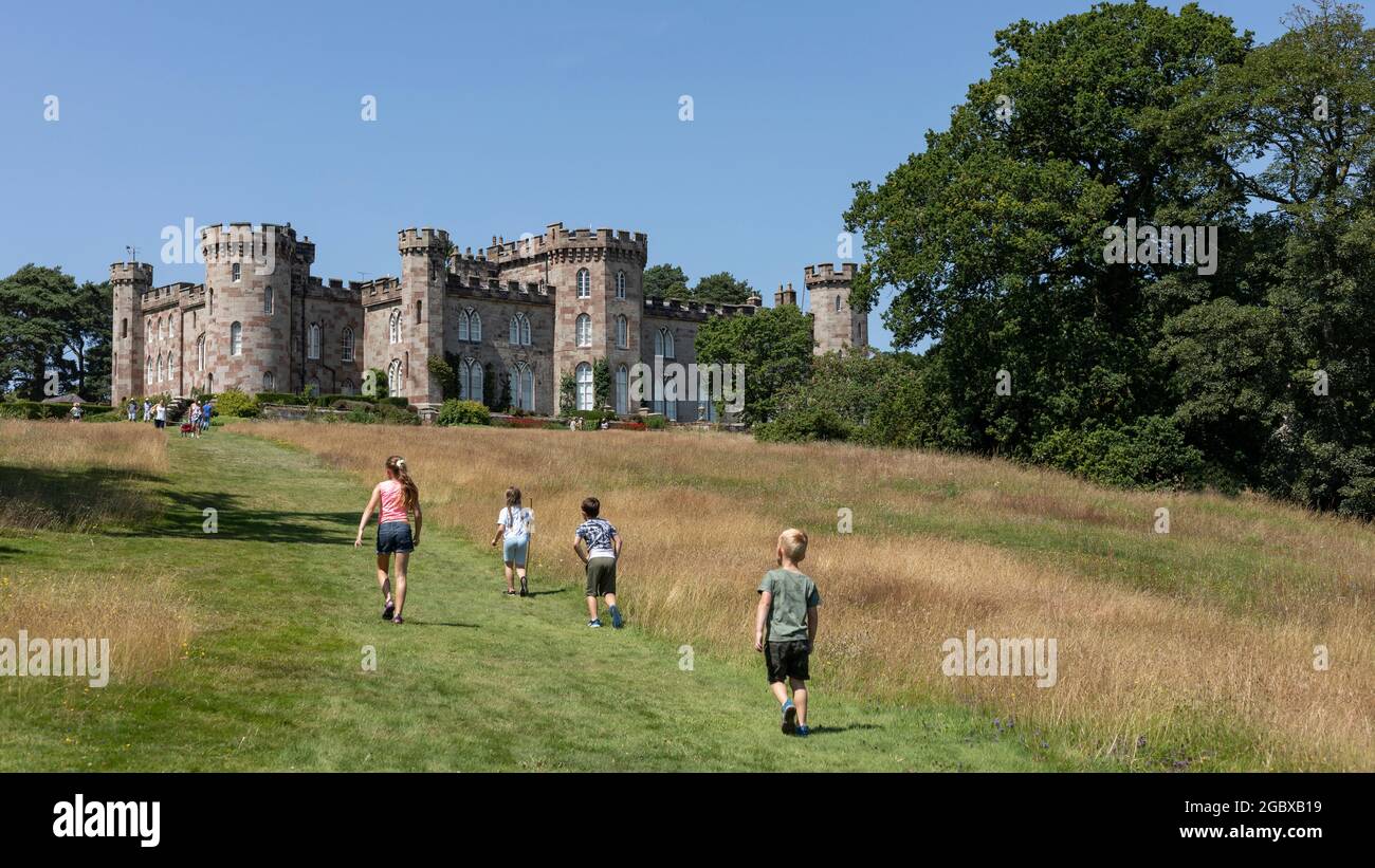 Les enfants courent jusqu'à un château Banque D'Images