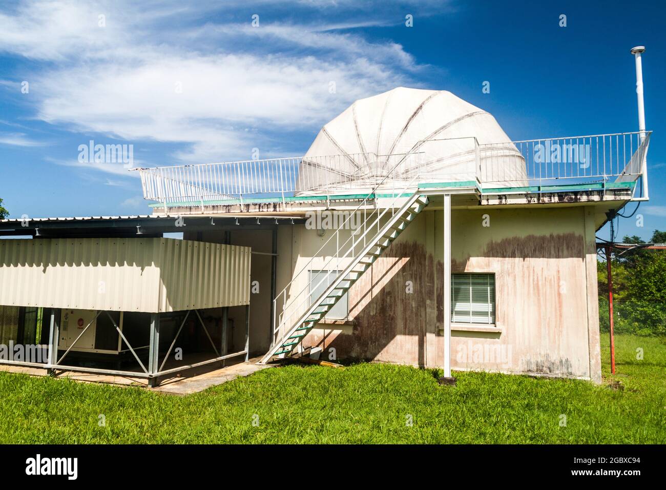 Cinetelescope (site de suivi optique et infrarouge pour l'espace de Kourou) à l'Ile Royale, une des îles des Iles du Salut (Îles du Salut) en F Banque D'Images