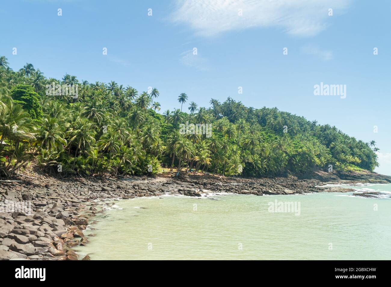 Côte de l'Ile Royale, une des îles des Iles du Salut en Guyane française Banque D'Images