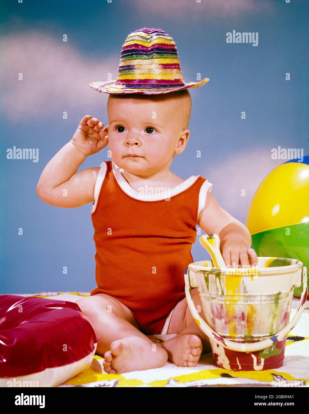 Annees 1950 Bebe Fille Portant Une Petite Paille Silly Chapeau Rouge Maillot De Bain Avec Pail De Sable Plastique Un Bras Leve Assis Plage Sable Kb3259 Har001 Hars Comic Bebe Vacances