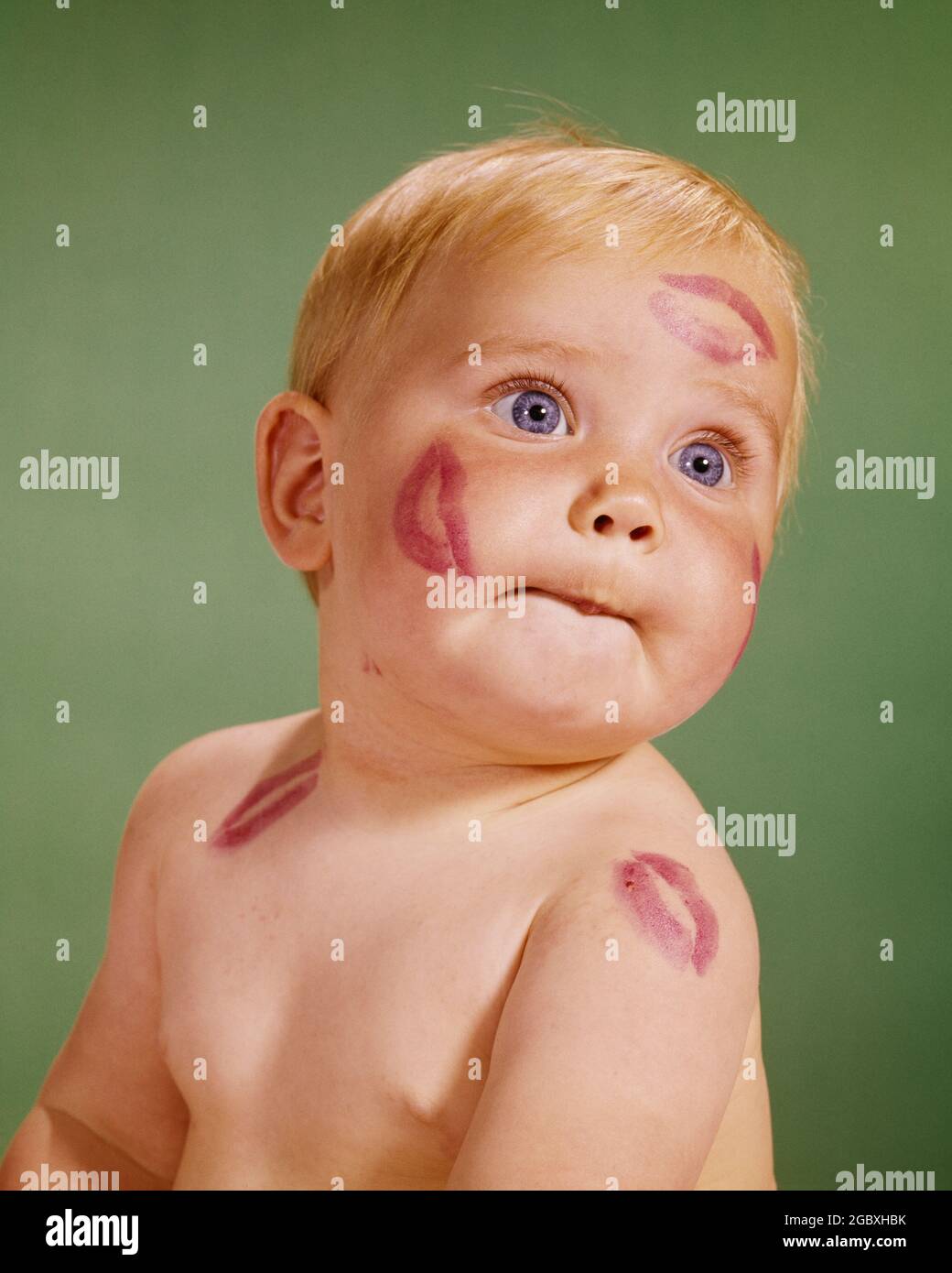 Portrait Des Annees 1960 De Bebe Blond Avec Des Marques De Baiser Rouges Sur Le Visage Et Les Epaules Kb5303 Har001 Hars Style De Vie Femmes Gagnant Studio Shot Saintete Copie