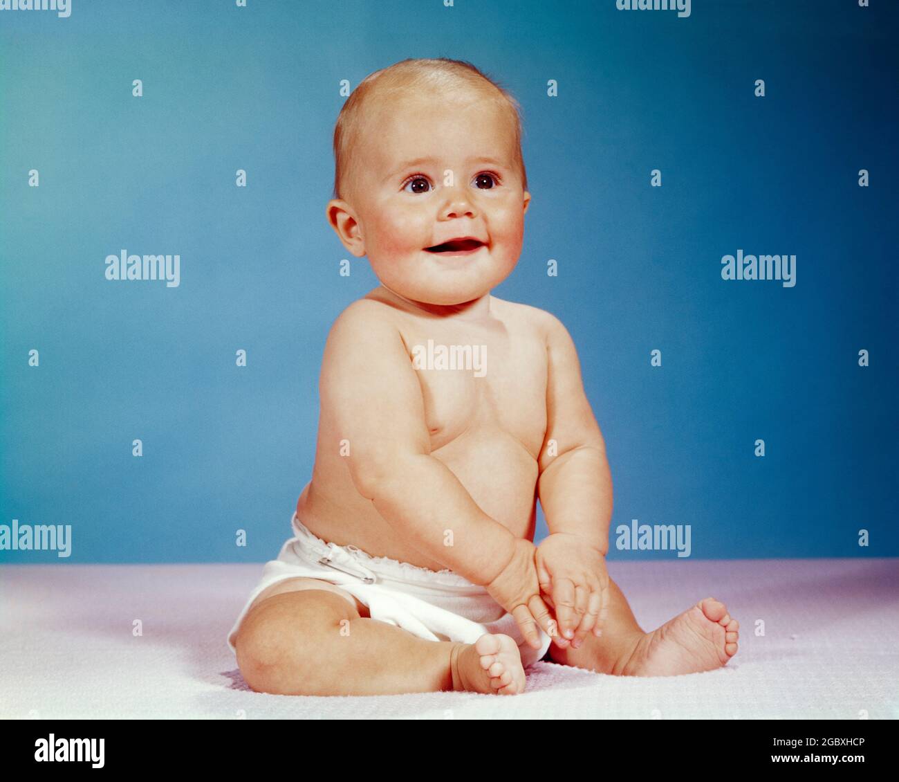 Portrait Des Annees 1960 De Bebe Fille Souriante Assis Debout Portant Un Couches En Tissu Kb5600 Har001 Hars Croissance Jeunes Fille De Bebe Race Blanche Har001 Old Fashioned Photo Stock Alamy