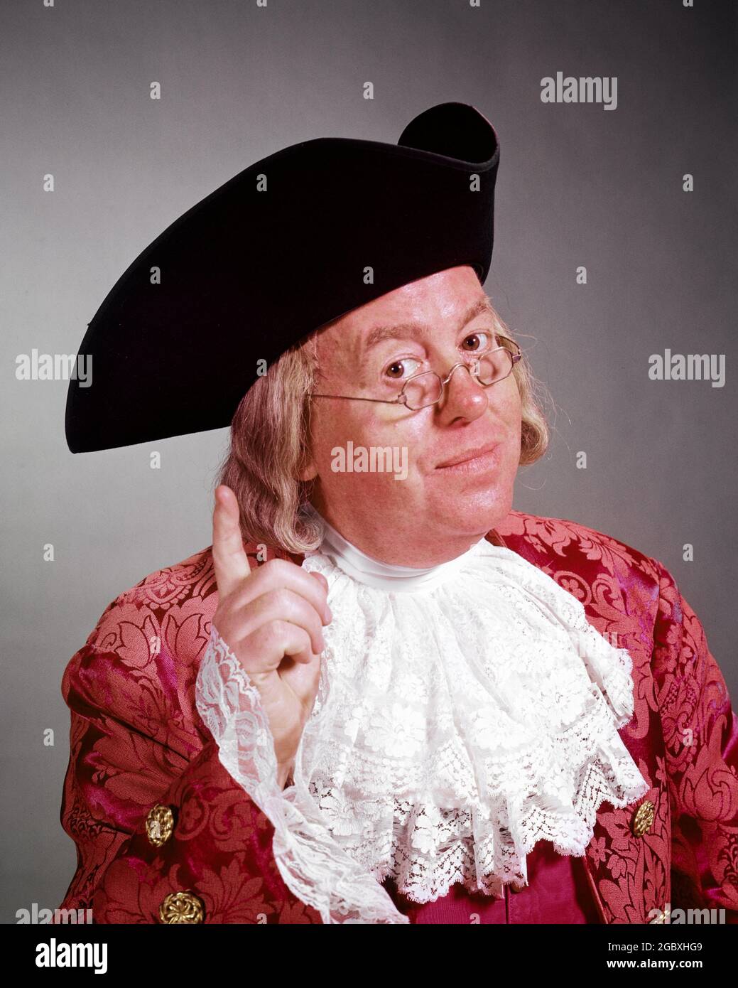 HOMME DES ANNÉES 1960 COSTUME COLONIAL DU XVIIIE SIÈCLE DONNANT DES CONSEILS AVERTISSEMENT GESTE REGARDANT L'APPAREIL PHOTO PORTANT DES LUNETTES CHAPEAU TRICORNE - KC3320 HAR001 HARS INFORMATION RÉVOLUTION 18E USURE STYLE DE VIE ACTEUR HISTOIRE CÉLÉBRATION STUDIO TOURNÉ RÉVOLUTIONNAIRE COPIE ESPACE DEMI-LONGUEUR PERSONNES INSPIRATION CARACTÈRE BIENVEILLANT HOMMES SENIOR HOMME AMERICANA LUNETTES SENIOR ADULTE MOYEN-ÂGE MOYEN-ÂGE HOMME CONTACT OCULAIRE LIBERTÉ GUERRES TENTATION TÊTE ET ÉPAULES DÉCOUVERTE COURAGE ARTISTE EXCITATION SAVOIR LEADERSHIP TRICORNE AVERTISSEMENT OCCASION 1776 AUTORITÉ ENTERTAINER OCCUPATIONS GUERRE D'INDÉPENDANCE BEN ACTEURS CONCEPTUELS Banque D'Images