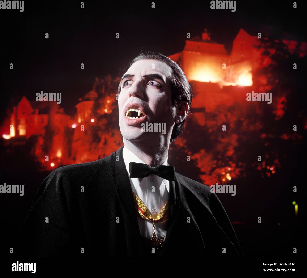 HOMME DES ANNÉES 1970 EN VAMPIRE MAQUILLAGE ET COSTUME REGARDANT LA BOUCHE MENTATOIRE OUVERTE MONTRANT SON ARRIÈRE-PLAN SANGLANTÉ DE CHÂTEAU DE FANGS - KC4857 HAR001 HARS VAMPIRE MYSTÈRE STYLE DE VIE ACTEUR CHÂTEAU SINISTRE STUDIO PHOTO MONTRANT DRACULA HANTÉ COPIER ESPACE DEMI-LONGUEUR MAQUILLAGE PERSONNES PERSONNAGE HOMMES RISQUE DIVERTISSEMENT AGISSANT TRISTESSE HORREUR MASCARADE ÉTRANGE PEUR RÊVES PERSONNALITÉ MAQUILLAGE FANGS SA FORCE ET LE FOLKLORE COMPOSITE SINISTRE EXCITATION BASSE ANGLE MONSTRE PUISSANT FANG MAQUILLAGE OCCUPATIONS HANTANT CRASSEUX VILAIN BOW-TIE CONCEPTUELLE NUIT TEMPS ROUGE SANG ÉCHAPPER HANTER MENACE NOEUD PAPILLON SUPERSTITION OCTOBRE Banque D'Images