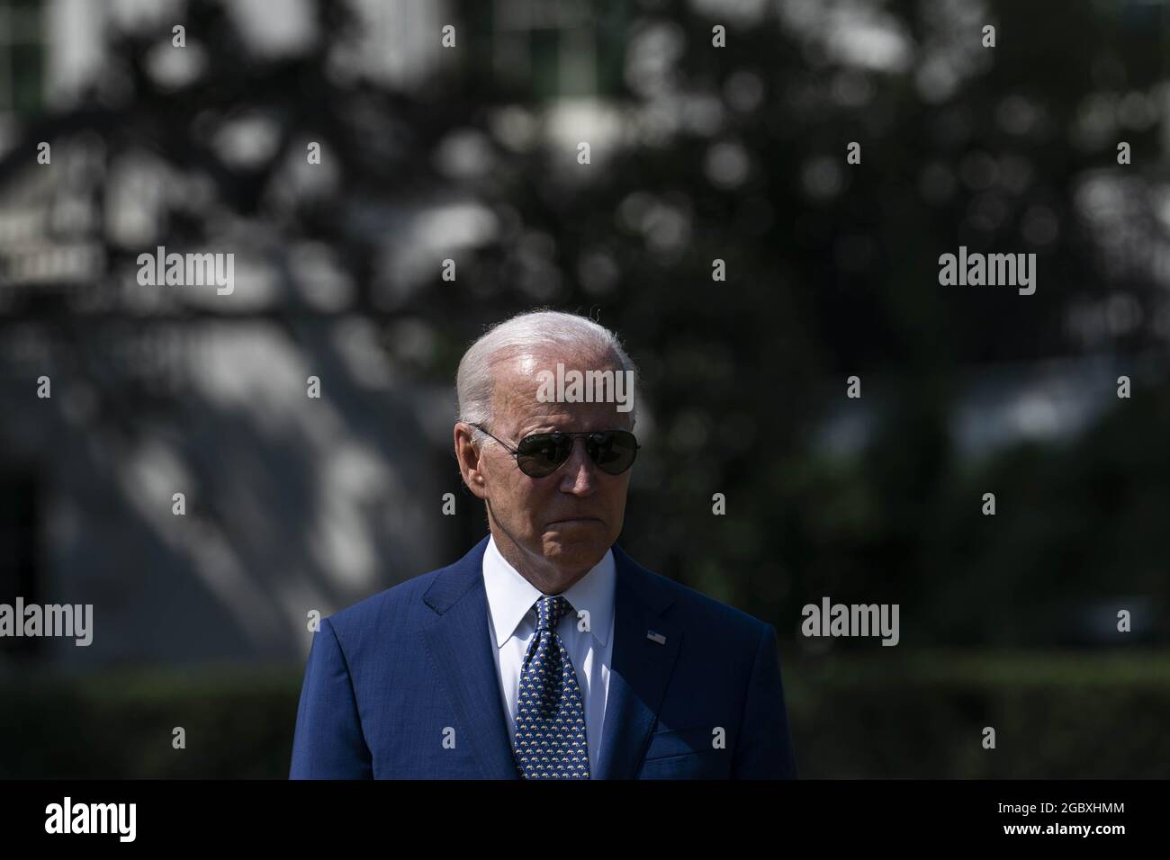 Washington, États-Unis. 05 août 2021. Le président Joe Biden prononce un discours sur les véhicules électriques sur la pelouse sud de la Maison Blanche à Washington, DC, le jeudi 5 août 2021. Le président Biden a annoncé un plan visant à rétablir la réglementation des tuyaux d'échappement afin d'encourager les Américains à s'éloigner des voitures et des camions à essence pour se tourner vers les véhicules électriques. Photo de Sarah Silbiger/UPI crédit: UPI/Alay Live News Banque D'Images