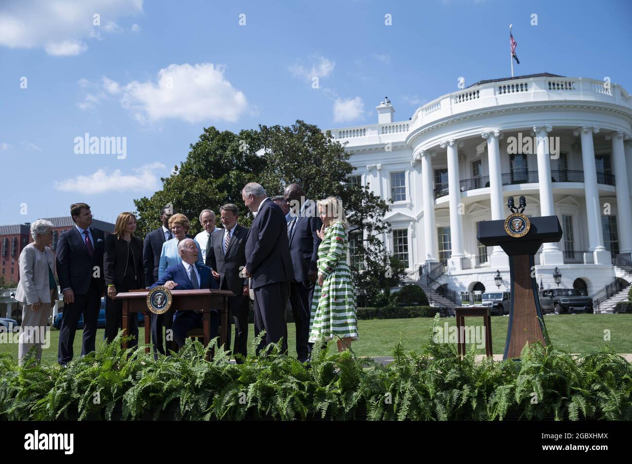 Washington, États-Unis. 05 août 2021. Le président Joe Biden signe un décret exécutif concernant les véhicules électriques sur la pelouse sud de la Maison Blanche à Washington, DC, le jeudi 5 août 2021. Le président Biden a annoncé un plan visant à rétablir la réglementation des tuyaux d'échappement afin d'encourager les Américains à s'éloigner des voitures et des camions à essence pour se tourner vers les véhicules électriques. Photo de Sarah Silbiger/UPI crédit: UPI/Alay Live News Banque D'Images