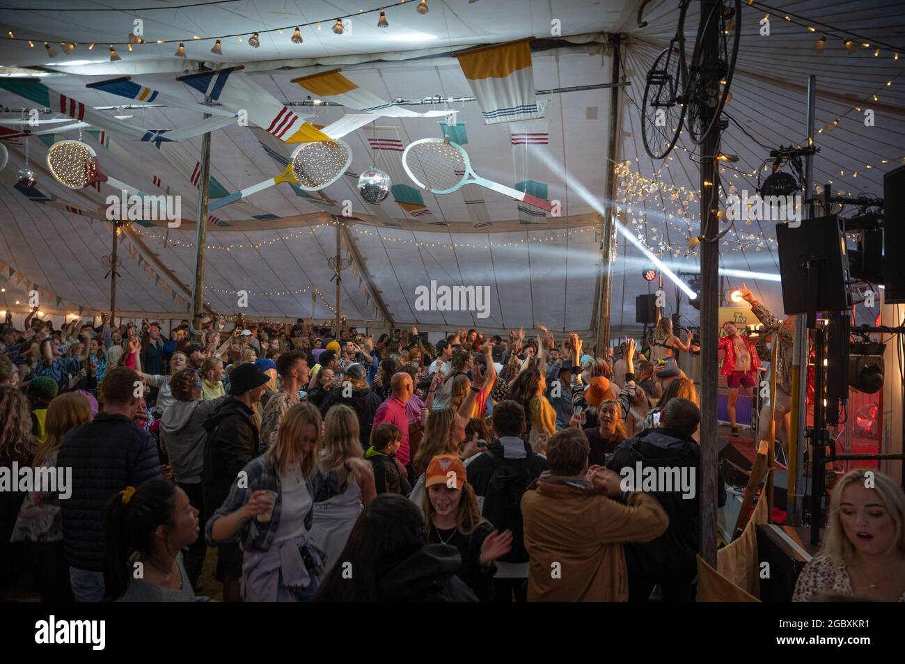 Wilderness Festival, Oxfordshire, Royaume-Uni. 5 août 2021. Les fêtards apprécient le Wilderness Festival malgré la pluie alors que l'événement commence sa 10e année. Il a été reporté en 2020 en raison de Covid, mais a été en mesure de Vas-y en 2021 avec des tests stricts en place. Crédit : Andrew Walmsley/Alamy Live News Banque D'Images