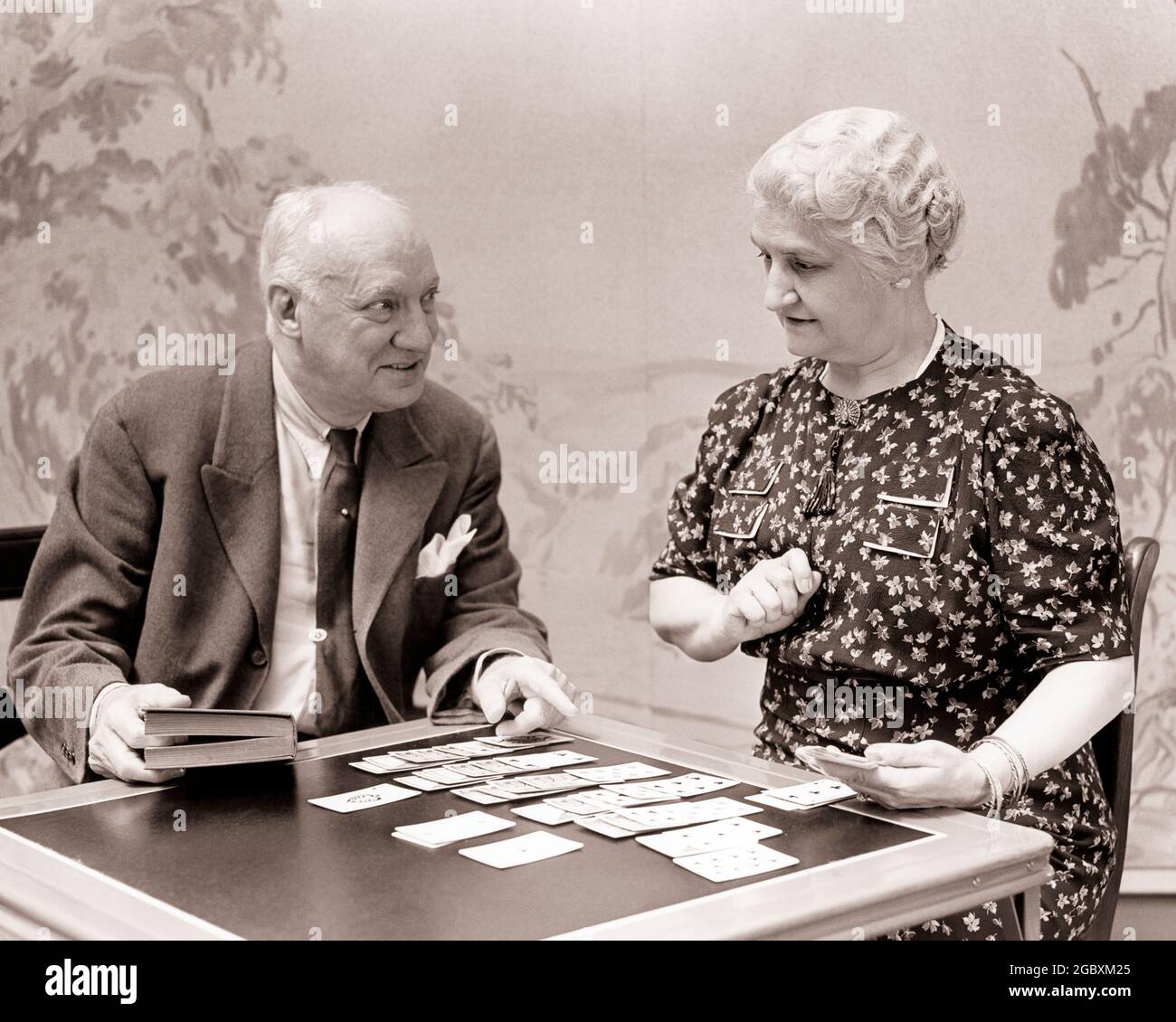 ANNÉES 1930 DRÔLE SENIOR RETRAITÉ HOMME ET FEMME INDIGNÉE FEMME JOUANT SOLITAIRE JEU DE CARTE MARI KIBITZING AVEC DES SUGGESTIONS UTILES - S3099 HAR001 HARS VIEUX TEMPS OCCUPÉ NOSTALGIE VIEILLE MODE RETIRÉ 1 STUPIDE COMMUNICATION FACIALE PAIX ÉQUILIBRE COMIC TRAVAIL D'ÉQUIPE CONCURRENCE HEUREUX JOIE STYLE DE VIE FEMMES AÎNÉES ÉPOUSES ÉPOUX MAISON VIE COPIE ESPACE DEMI-LONGUEUR FEMMES PERSONNES QUI S'OCCUPENT HOMMES RISQUE HOMME SENIOR ADULTE EXPRESSIONS B&W PARTENAIRE SENIOR FEMME TENTATION HUMORISTIQUE BONHEUR VIEILLESSE OLDSTERS GAI OLDSTER LOISIRS VICTOIRE STRATÉGIE COURAGE ET CHOIX RÉCRÉATION L'AUTORITÉ COMIQUE SOURIT LES AÎNÉS Banque D'Images