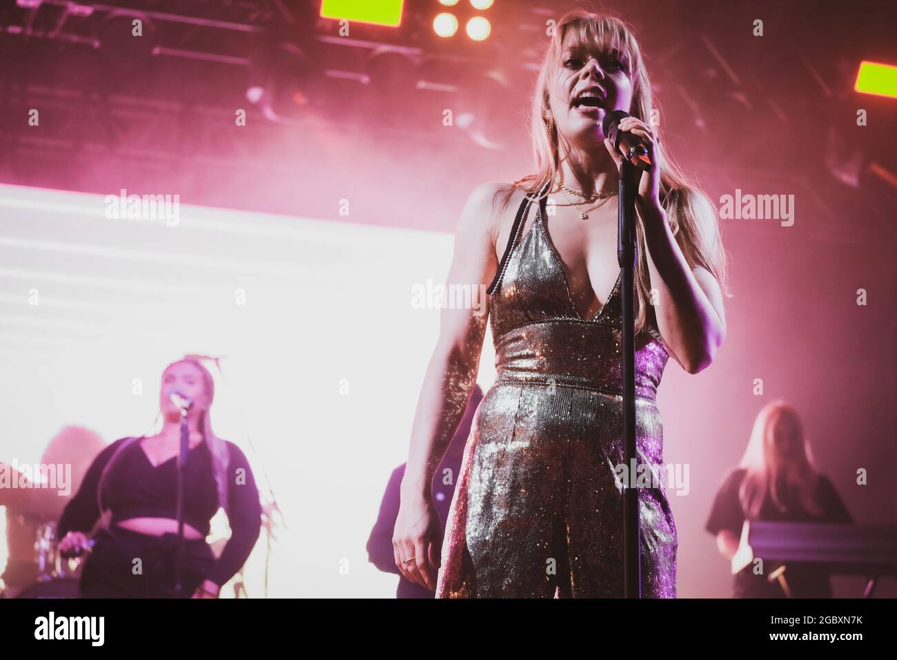 Newcastle, Royaume-Uni. 5 août 2021: Becky Hill se produit à Live de Times Square à Newcastle upon Tyne le 5 août 2021. Crédit : Thomas Jackson/Alay Live News Banque D'Images