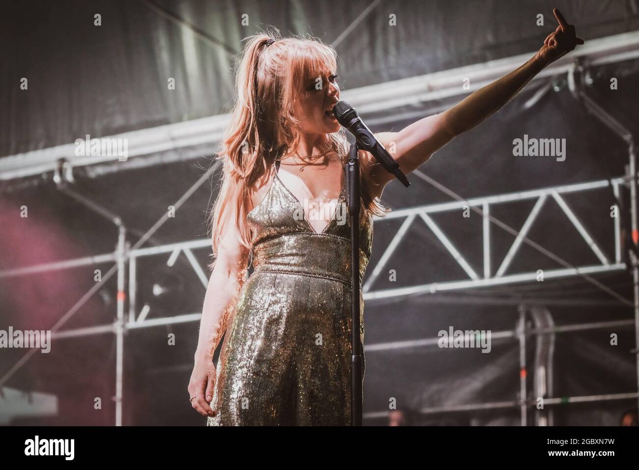Newcastle, Royaume-Uni. 5 août 2021: Becky Hill se produit à Live de Times Square à Newcastle upon Tyne le 5 août 2021. Crédit : Thomas Jackson/Alay Live News Banque D'Images