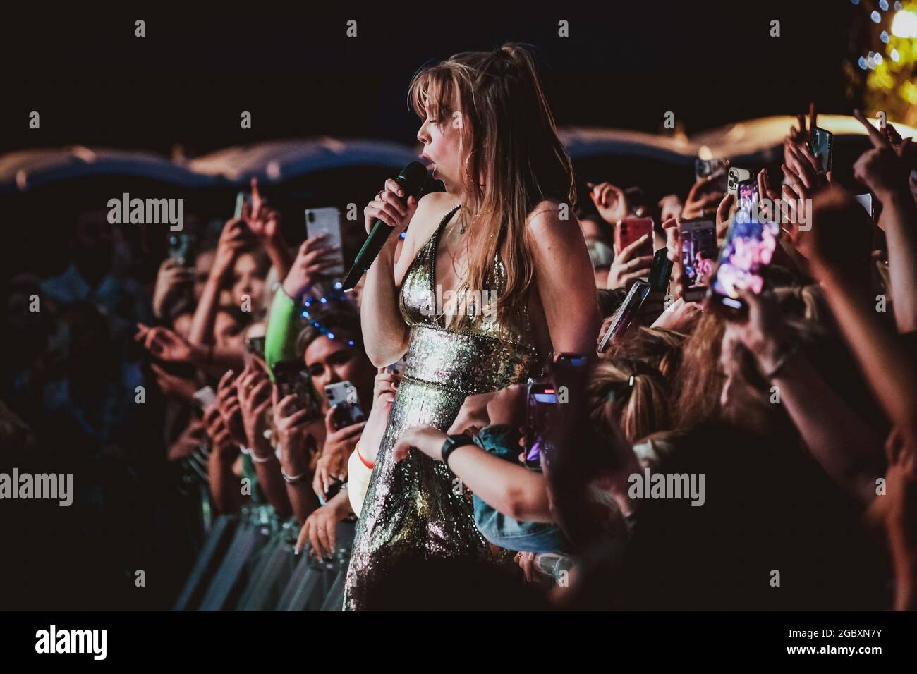 Newcastle, Royaume-Uni. 5 août 2021: Becky Hill se produit à Live de Times Square à Newcastle upon Tyne le 5 août 2021. Crédit : Thomas Jackson/Alay Live News Banque D'Images