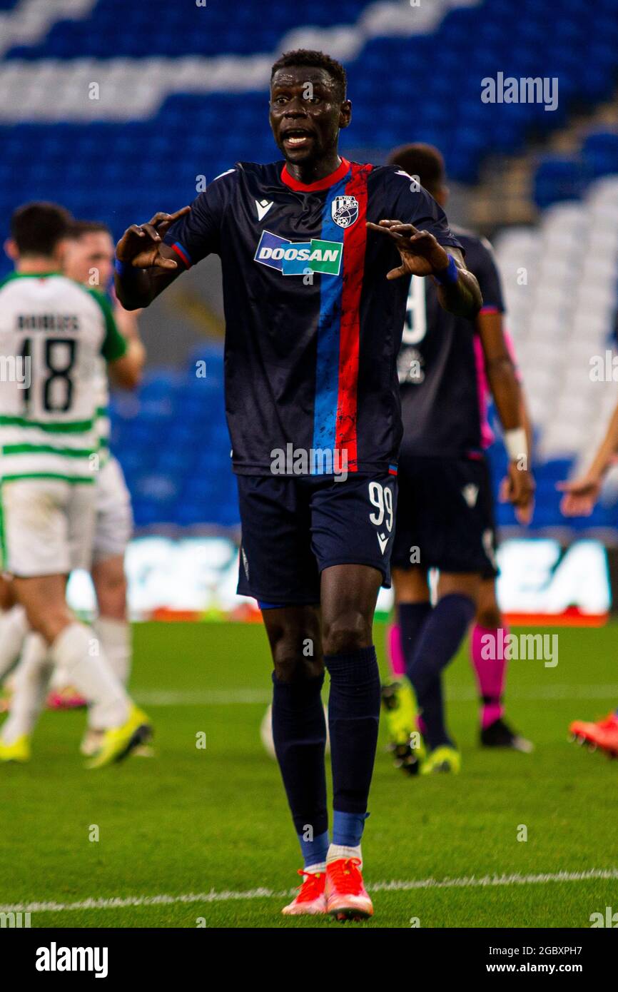 Modou n'Diaye de Viktoria Plzeň fait appel à l'homme de ligne. The New Saints v FC Viktoria Plzeň lors de la troisième manche de qualification de l'UEFA Europa Conference League Banque D'Images