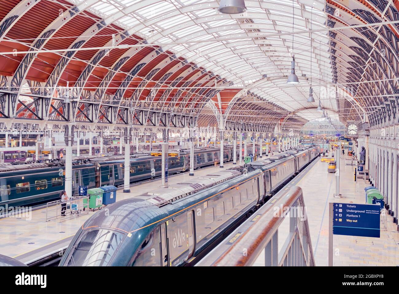 LE TRAIN GWR est prêt à partir de la plate-forme à la gare de Paddington, terminal de Londres, Angleterre Banque D'Images