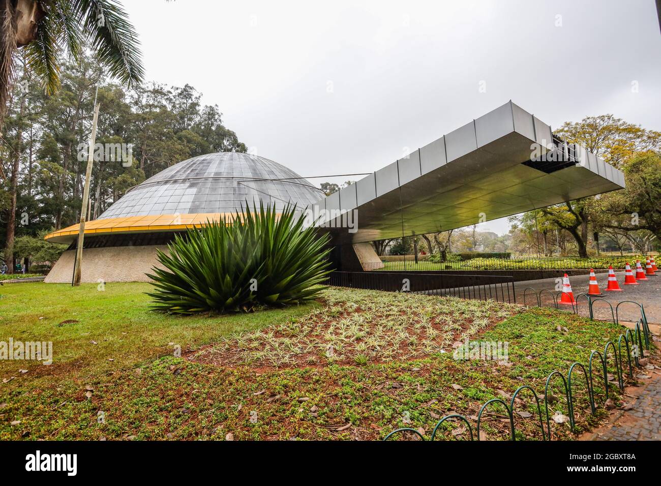 Vue sur le Planétarium Aristoteles Orsini se trouve à l'intérieur du parc Ibirapuera.C'était le Vue sur le Planétarium Aristoteles Orsini se trouve à l'intérieur du parc Ibirapuera.C'était le