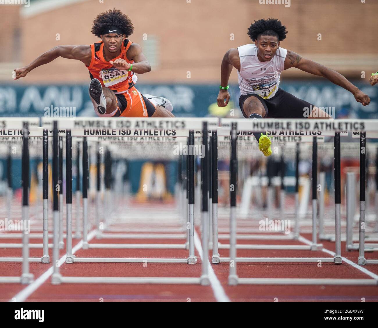 Texas, États-Unis. 5 août 2021 : Jason Richardson, à gauche, combat Kevyere Mack dans la division hommes 110 mètres haies 17-18 ans dans les Jeux Olympiques juniors de l'AUA 2021 au stade George Turner à Houston, Texas. Prentice C. James/CSM crédit : CAL Sport Media/Alay Live News Banque D'Images