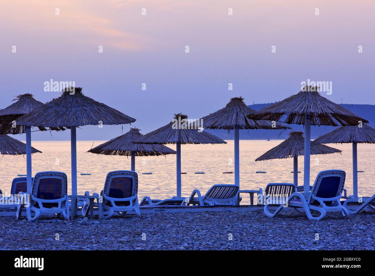 Parasols et chaises de plage à Barska Beach à Bar, Monténégro Banque D'Images