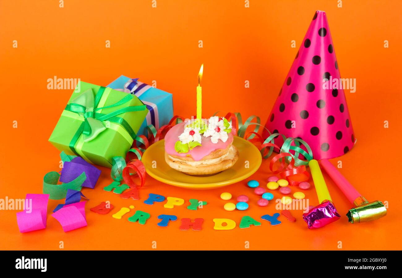 Gateau D Anniversaire Colore Avec La Bougie Et Cadeaux Sur Fond Orange Photo Stock Alamy