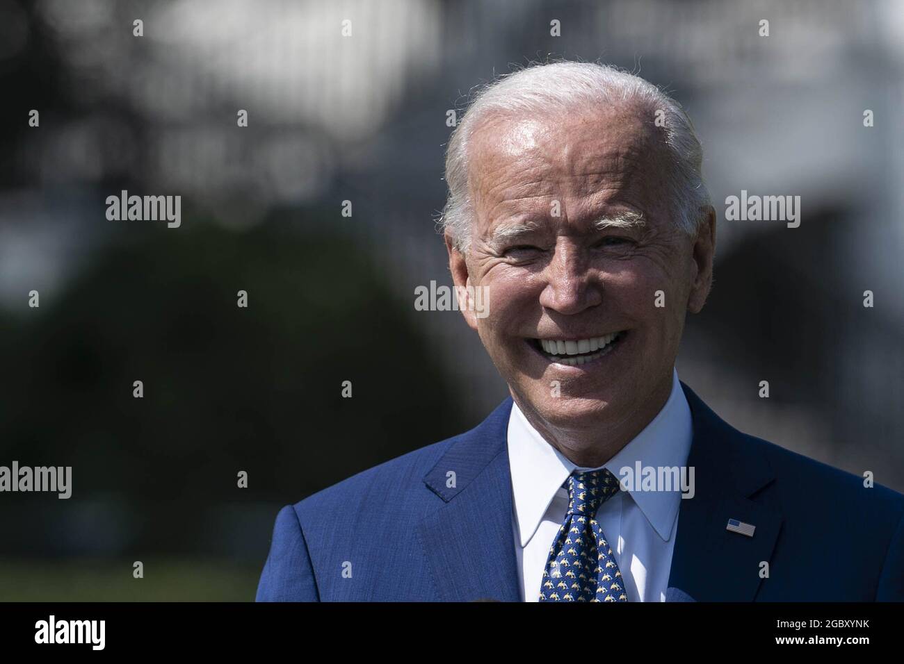 Washington, États-Unis. 05 août 2021. Le président Joe Biden prononce un discours sur les véhicules électriques sur la pelouse sud de la Maison Blanche à Washington, DC, le jeudi 5 août 2021. Le président Biden a annoncé un plan visant à rétablir la réglementation des tuyaux d'échappement afin d'encourager les Américains à s'éloigner des voitures et des camions à essence pour se tourner vers les véhicules électriques. Photo de Sarah Silbiger/UPI crédit: UPI/Alay Live News Banque D'Images
