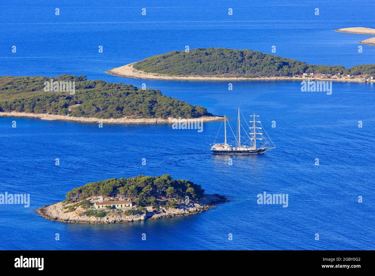 Le charmant barquentine/voilier à trois mâts « courant sur les vagues » qui passe devant Hvar et les îles Paklinski en Croatie Banque D'Images Le charmant barquentine/voilier à trois mâts « courant sur les vagues » qui passe devant Hvar et les îles Paklinski en Croatie Banque D'Images