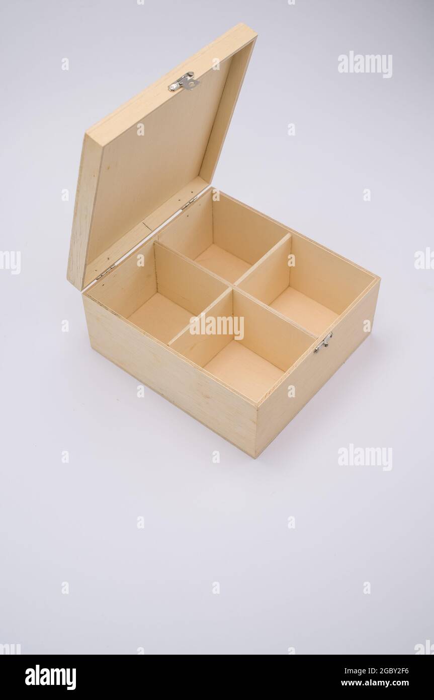 Plan vertical d'une boîte en bois ouverte avec des séparateurs isolés sur  un fond gris Photo Stock - Alamy