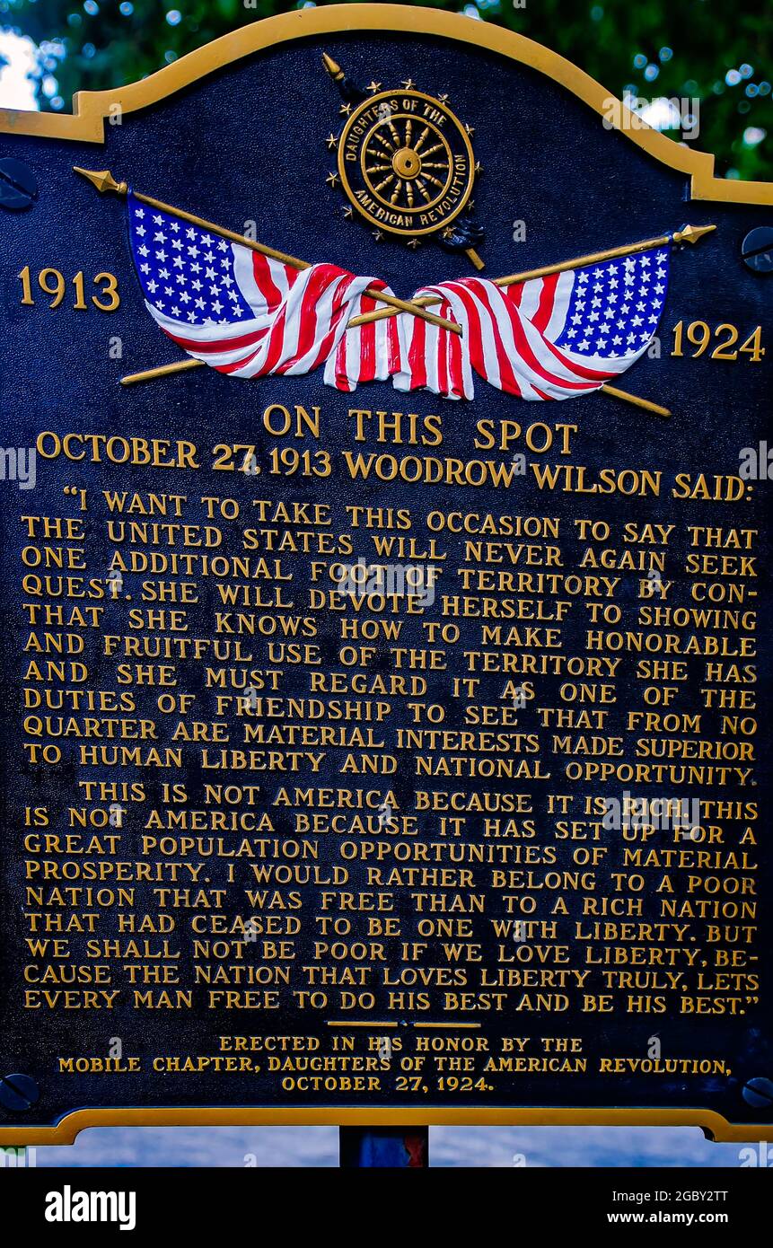 Un marqueur historique décrit une visite de 1913 du président Woodrow Wilson, le 1er août 2021, à Mobile, Alabama. Banque D'Images Un marqueur historique décrit une visite de 1913 du président Woodrow Wilson, le 1er août 2021, à Mobile, Alabama. Banque D'Images