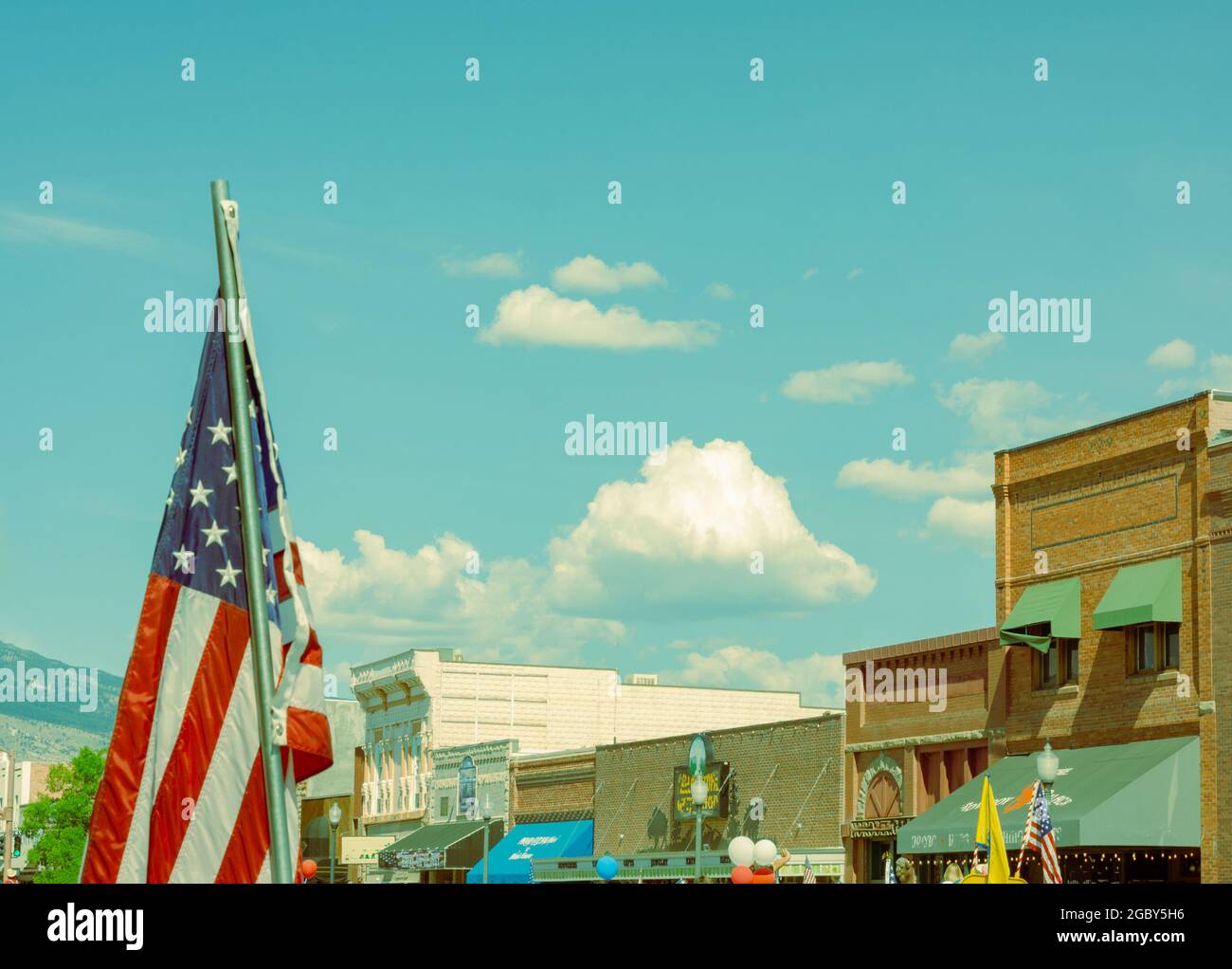 Drapeau orageux le jour de parade du 4 juillet pour la célébration du 4 juillet dans une petite ville de Cody, dans l'ouest du Wyoming. Il y a de la place pour un message texte. Banque D'Images