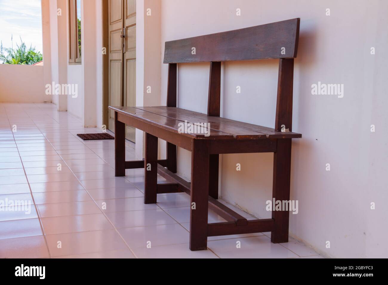 Chaise longue en bois marron pour vous attendre Banque D'Images