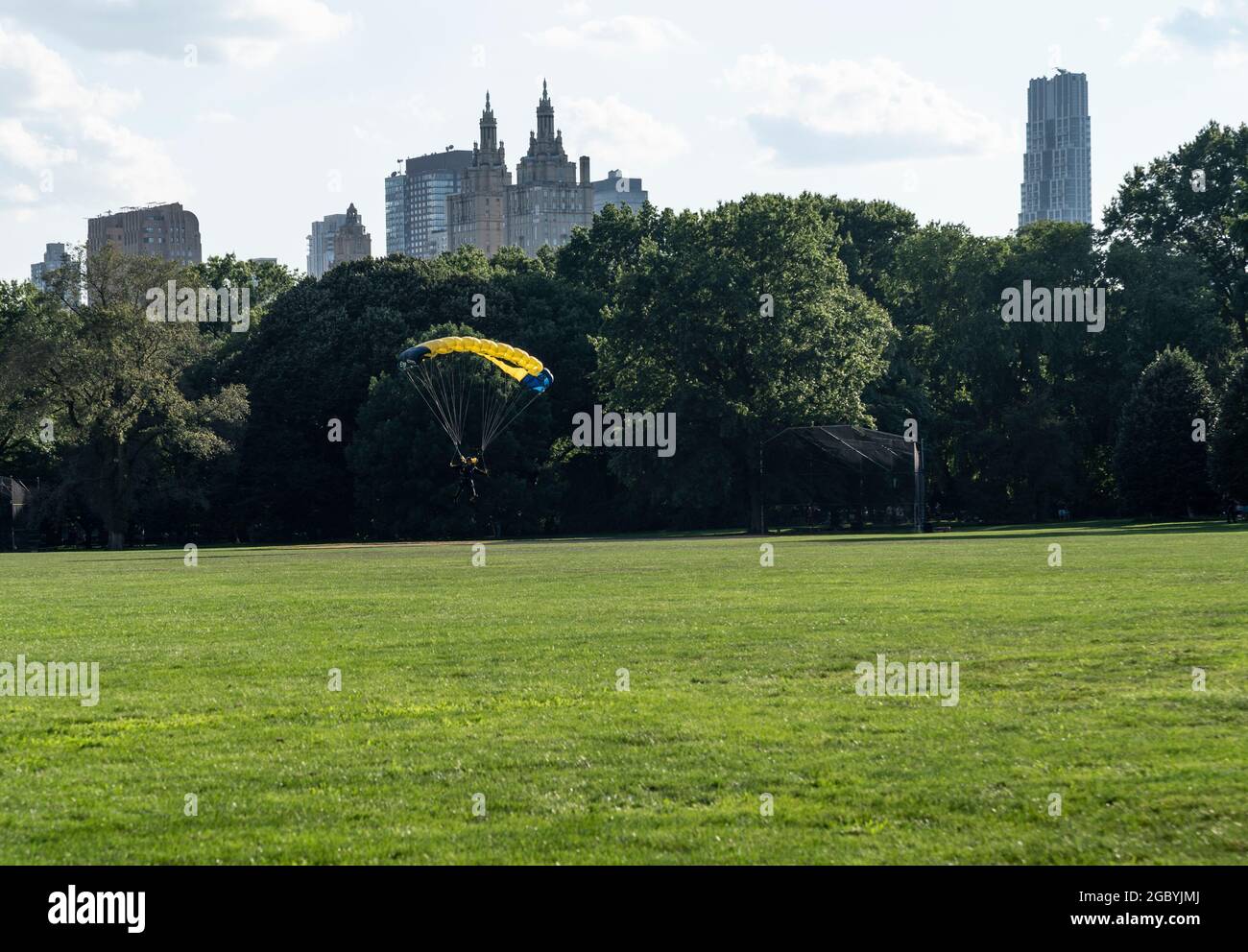 New York, NY - 5 août 2021 : des membres de l'équipe de parachutistes de la marine des États-Unis Leap Frogs effectuent une démonstration de parachute en chute libre à Central Park Banque D'Images