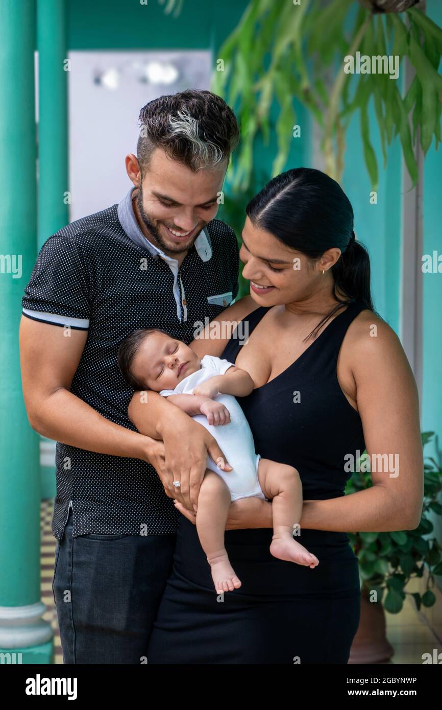 Photo d'un bébé dans les bras d'une femme et d'un homme Photo Stock - Alamy
