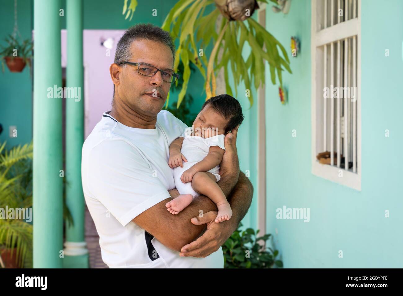 Photo D Un Bebe Dans Les Bras D Un Homme Photo Stock Alamy