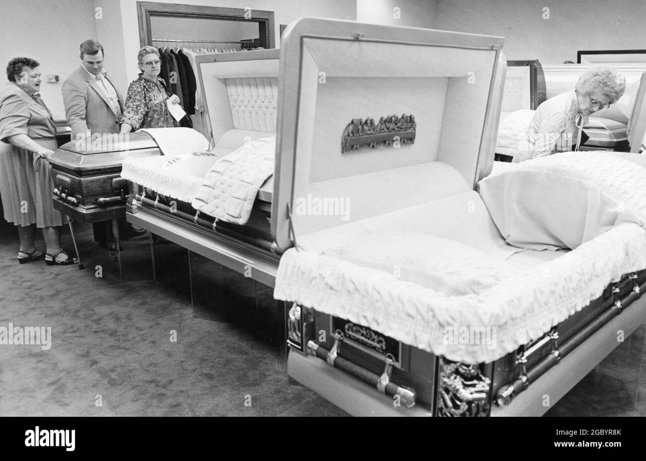 Austin Texas USA, vers 1992: Les clients magasinent pour des cercueils pendant la maison ouverte à la maison funéraire. ©Bob Daemmrich Banque D'Images