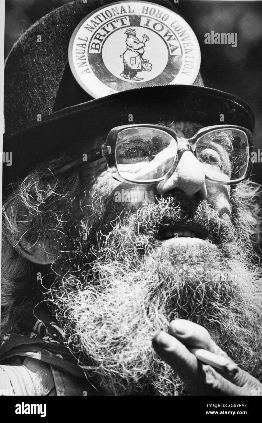 Britt, Iowa États-Unis, vers 1975: Un homme participant à la National Hobo Convention annuelle qui a eu lieu chaque août depuis 1900 dans la ville de Britt, dans le centre-nord de l'Iowa. ©Bob Daemmrich Banque D'Images