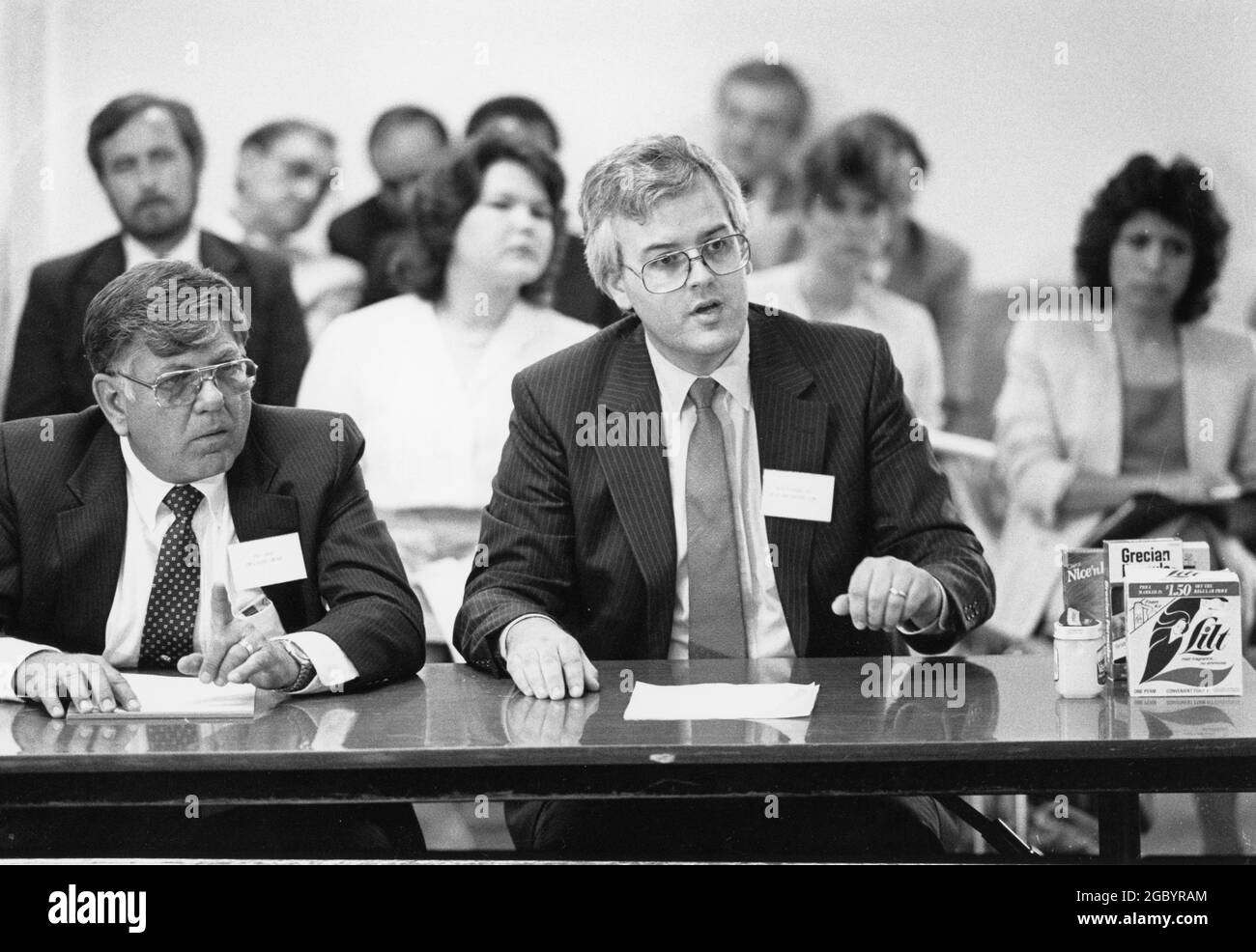 Austin Texas USA, vers 1993: Lors d'une audience du ministère de la Santé du Texas sur la sécurité des produits, les responsables de l'industrie présentent des produits ménagers avec des ingrédients qui peuvent être utilisés par les abuseurs. ©Bob Daemmrich Banque D'Images