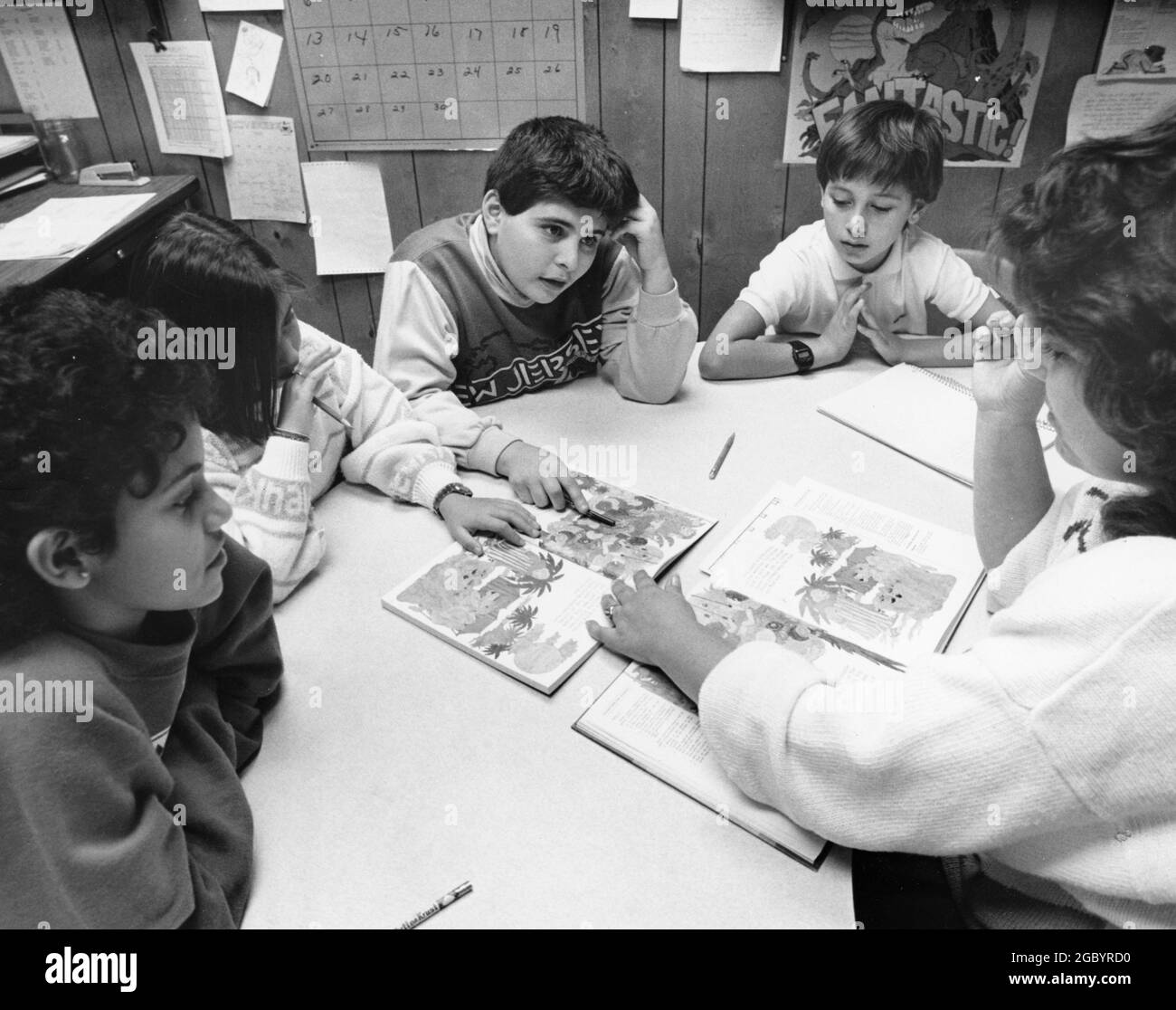 Austin Texas USA, vers 1993: Enseignante du primaire travaillant avec des élèves de troisième année de l'anglais langue seconde (ESL). ©Bob Daemmrich Banque D'Images