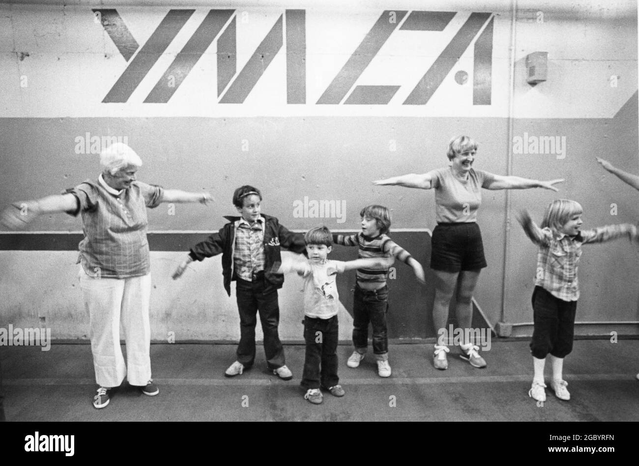 Austin Texas USA, vers 1986: Programme d'exercices du YMCA pour les aînés et les enfants. ©Bob Daemmrich Banque D'Images
